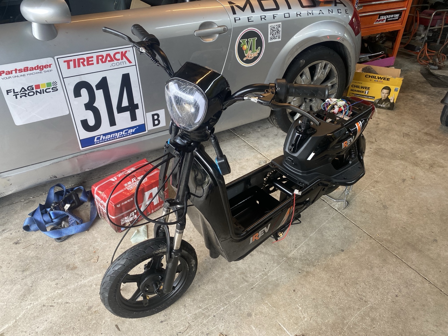 Front wheel, headlight and frame · Actual item photo